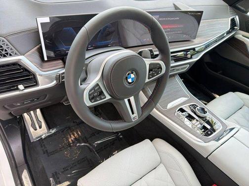 Mineral White Metallic 2026 BMW X5 M60i