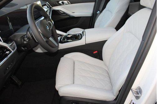 Mineral White Metallic 2026 BMW X6 xDrive40i