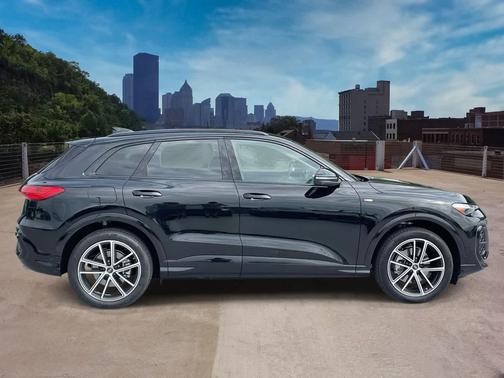 0E0E/Black 2026 Audi Q5 Prestige TFSI quattro S tronic