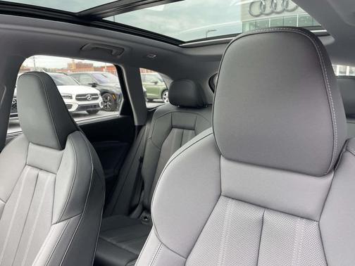 0E0E/Black 2026 Audi Q5 Prestige TFSI quattro S tronic