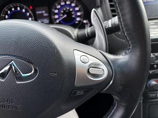 2016 INFINITI QX70 Base