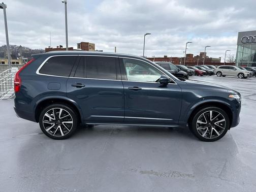 2021 Volvo XC90 T6 Momentum