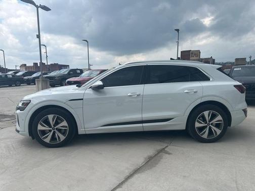 2024 Audi Q8 e-tron Premium Plus