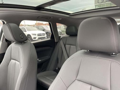 2Y2Y/White 2026 Audi Q5 Premium Plus TFSI quattro S tronic