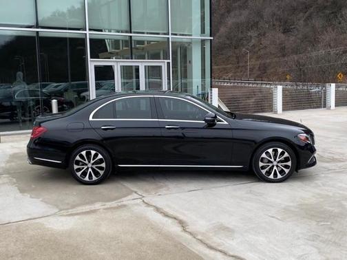 Photo 2 of 35 of 2017 Mercedes-Benz E-Class E 300