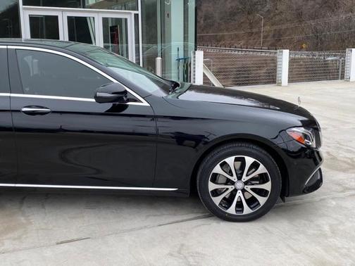 Photo 3 of 35 of 2017 Mercedes-Benz E-Class E 300