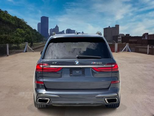 2022 BMW X7 M50i