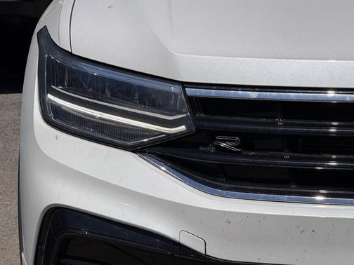 Oryx White Pearl Effect 2022 Volkswagen Tiguan 2.0T SE R-Line Black
