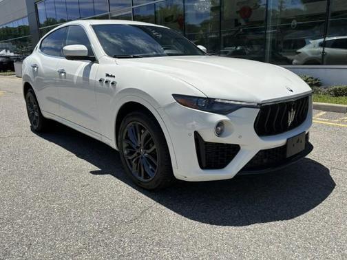 Bianco 2023 Maserati Levante Modena