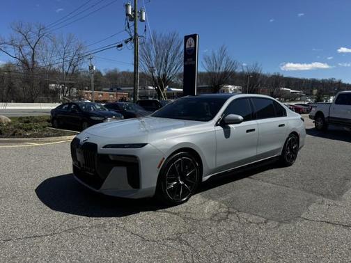 Brooklyn Grey Metallic 2023 BMW i7 xDrive60