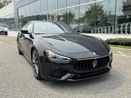 2022 Maserati Ghibli Modena Q4 ` Nero // rosso ~ CPO ELIGIBLE