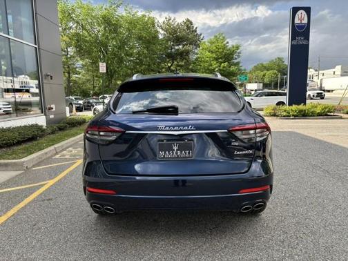 Blu Nobile Tri-Coat 2023 Maserati Levante GT