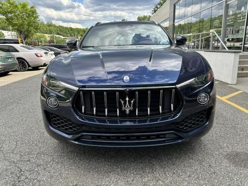 Blu Nobile Tri-Coat 2023 Maserati Levante GT