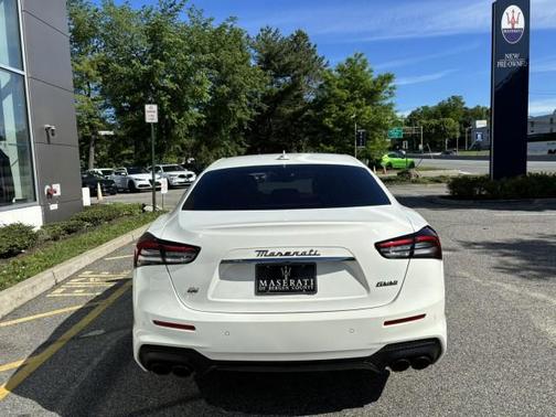 Bianco 2023 Maserati Ghibli Modena Q4
