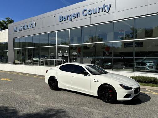 Bianco 2023 Maserati Ghibli Modena Q4