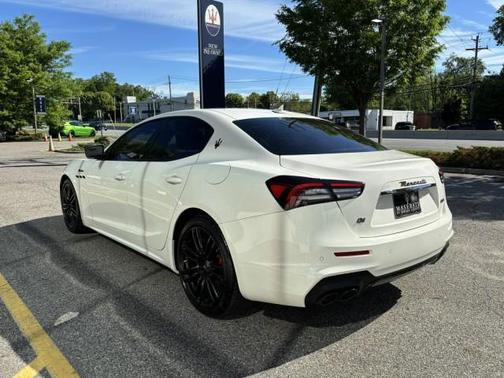 Bianco 2023 Maserati Ghibli Modena Q4