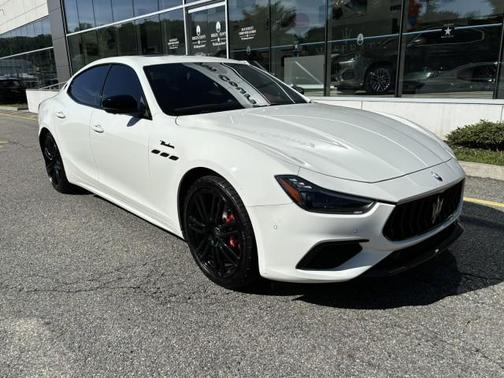 Bianco 2023 Maserati Ghibli Modena Q4