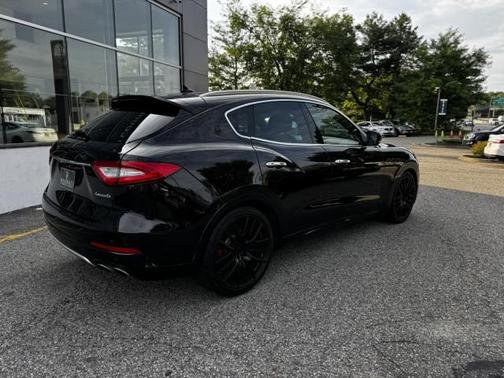 Nero 2017 Maserati Levante S