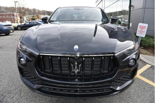 Nero Assoluto Metallic 2024 Maserati Levante GT Ultima