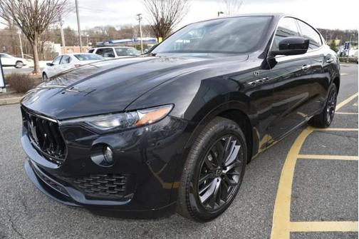 Nero Assoluto Metallic 2024 Maserati Levante GT Ultima
