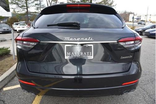 Nero Assoluto Metallic 2024 Maserati Levante GT Ultima