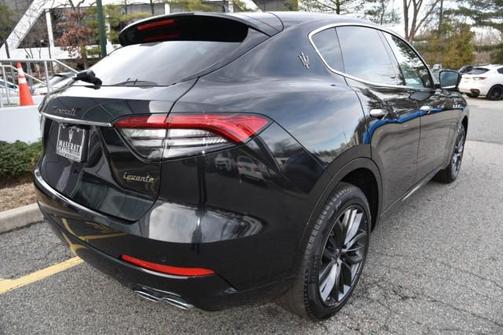 Nero Assoluto Metallic 2024 Maserati Levante GT Ultima