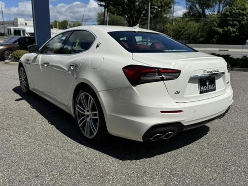 2022 Maserati Ghibli Modena Q4 - BIANCO // ROSSO LOW MILES !! CPO