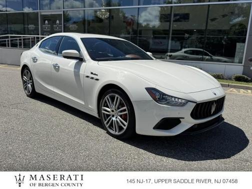 2022 Maserati Ghibli Modena Q4 - BIANCO // ROSSO LOW MILES !! CPO