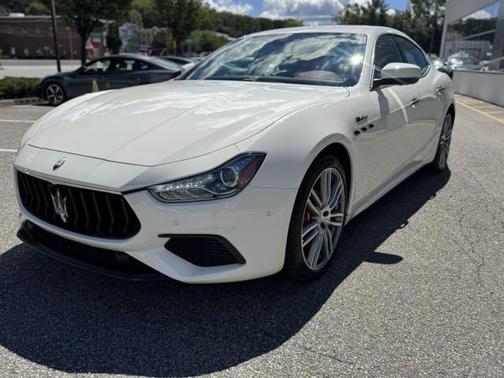 2022 Maserati Ghibli Modena Q4 - BIANCO // ROSSO LOW MILES !! CPO