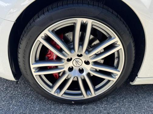 2022 Maserati Ghibli Modena Q4 - BIANCO // ROSSO LOW MILES !! CPO