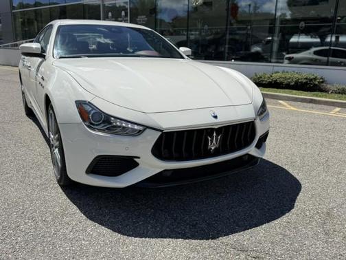 2022 Maserati Ghibli Modena Q4 - BIANCO // ROSSO LOW MILES !! CPO