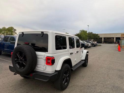 Bright White Clearcoat 2021 Jeep Wrangler Unlimited Sahara
