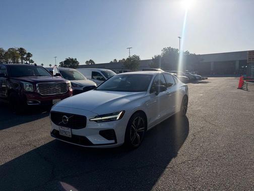 Crystal White Metallic 2021 Volvo S60 Recharge Plug-In Hybrid T8 R-Design Expression