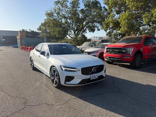 Crystal White Metallic 2021 Volvo S60 Recharge Plug-In Hybrid T8 R-Design Expression