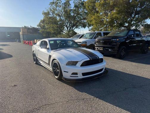 PERFORMANCE WHITE 2013 Ford Mustang Boss 302