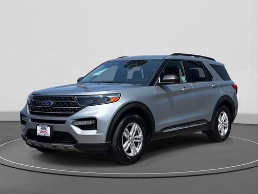 ICONIC SILVER METALLIC 2022 Ford Explorer XLT