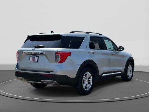 ICONIC SILVER METALLIC 2022 Ford Explorer XLT
