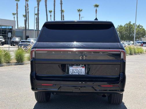 Infinite Black Metallic Clearcoat 2025 Lincoln Navigator Reserve