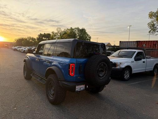 VELOCITY BLUE METALLIC 2024 Ford Bronco Badlands