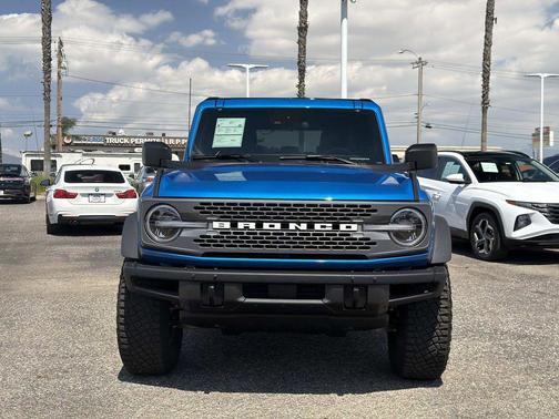 VELOCITY BLUE METALLIC 2024 Ford Bronco Badlands