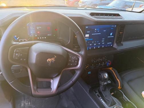 VELOCITY BLUE METALLIC 2024 Ford Bronco Badlands