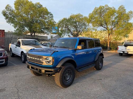 VELOCITY BLUE METALLIC 2024 Ford Bronco Badlands