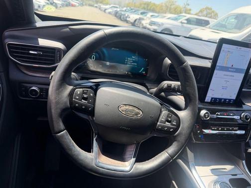 Black Metallic 2022 Ford Explorer Platinum