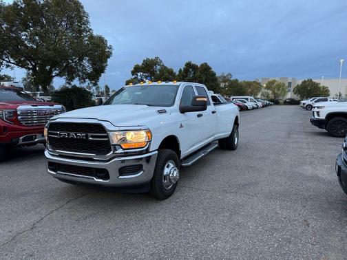 2023 RAM 3500 Tradesman Crew Cab 4x4 8' Box