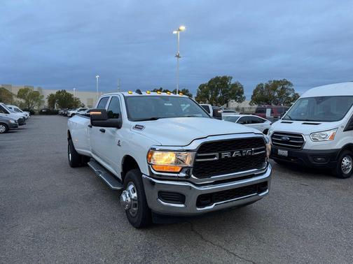 2023 RAM 3500 Tradesman Crew Cab 4x4 8' Box