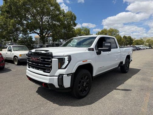 Summit White 2024 GMC Sierra 2500 AT4