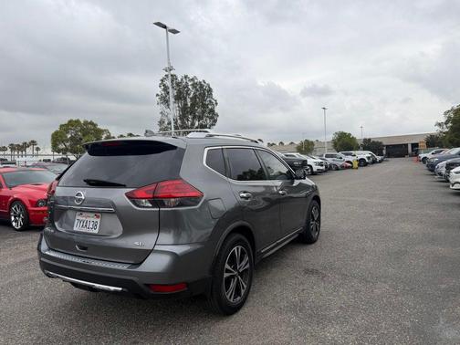 Gun Metallic 2017 Nissan Rogue SL