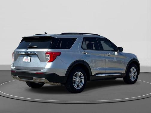 ICONIC SILVER METALLIC 2023 Ford Explorer XLT