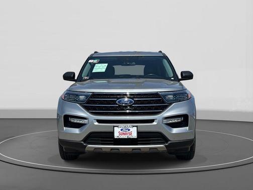 ICONIC SILVER METALLIC 2023 Ford Explorer XLT