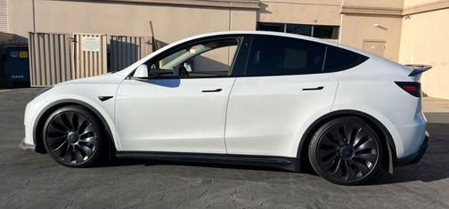 2022 Tesla Model Y Long Range Dual Motor All-Wheel Drive